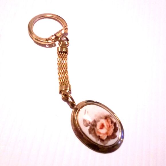 Vntage Mid Century Gold Tone Peach Rose Picture Cameo Key Chain - Picture 1 of 3